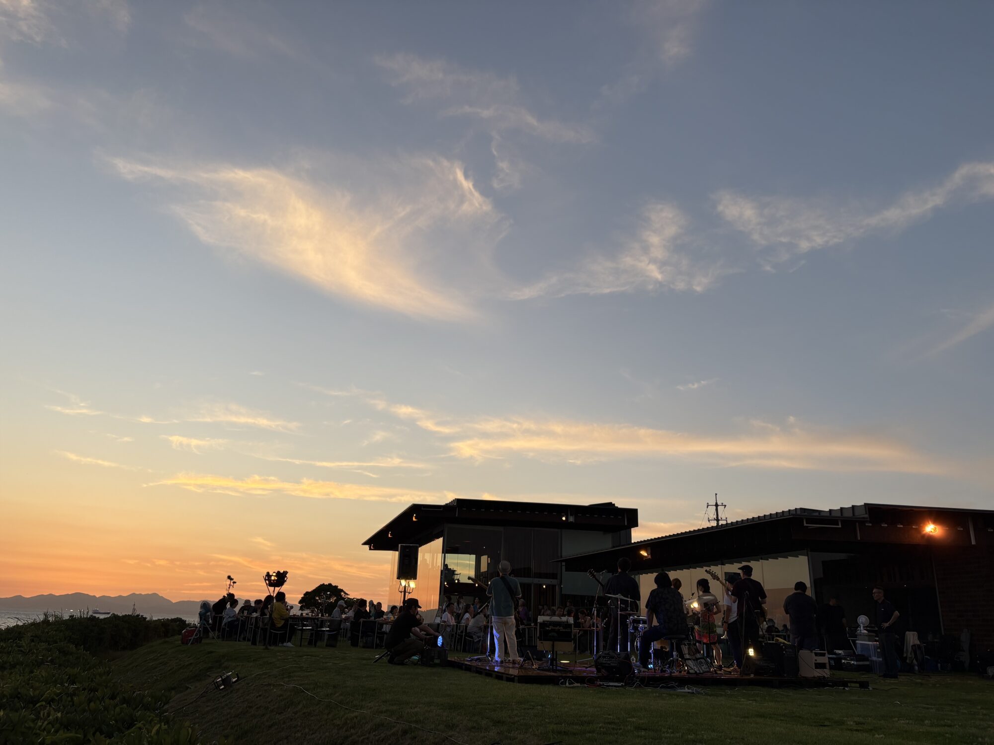夕陽に照らされた会場と西広ショータ＆His Band