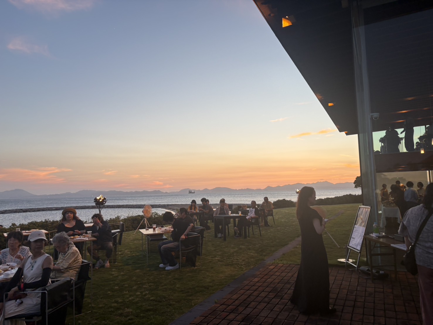 夕陽に輝く海と会場。