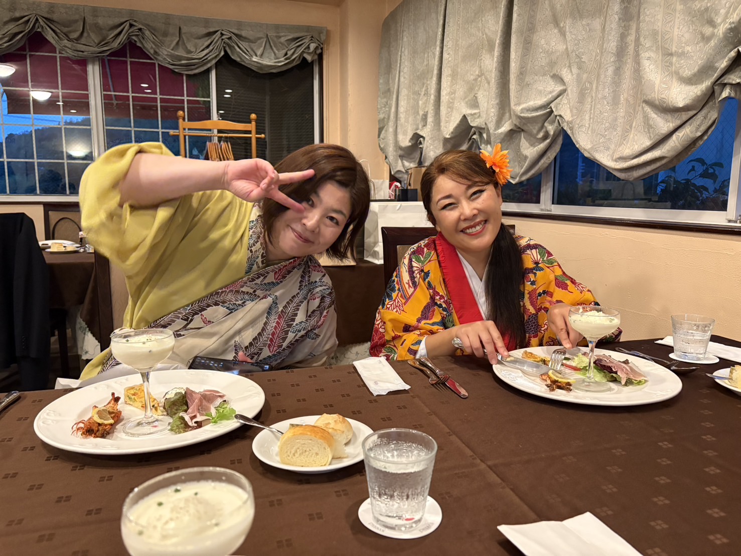 演奏後、ペイザンの美味しいお料理を楽しむ島袋と尾崎