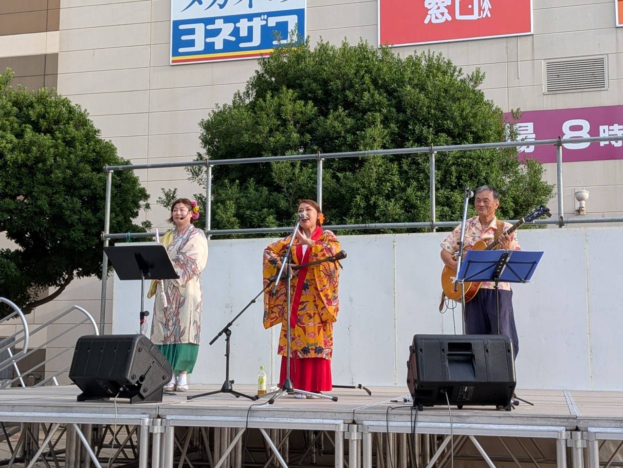 島袋りりあ・井出崎功・尾崎良江の3名で演奏しています。