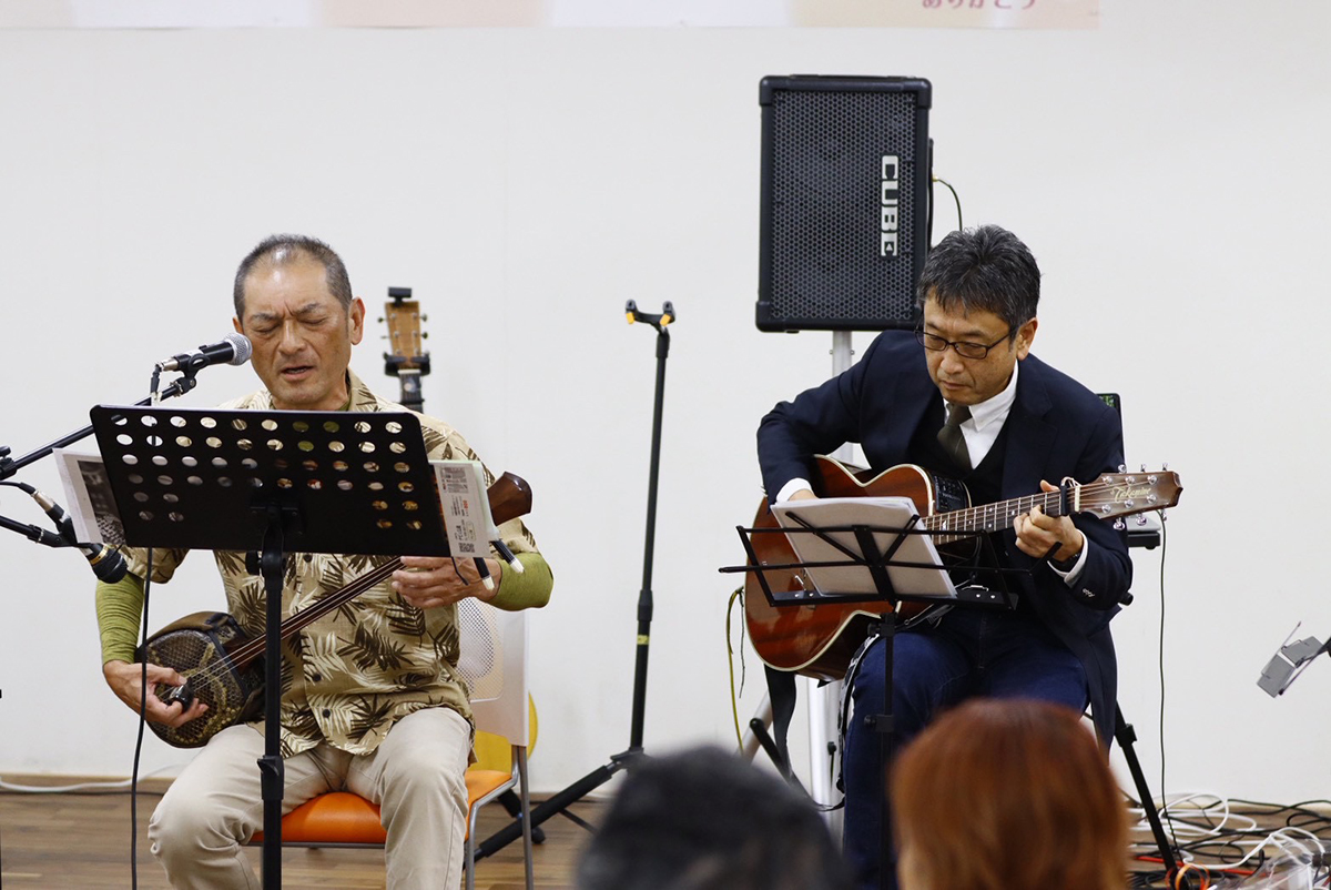 熱唱する木村茂利さんと、ギターのまことさん