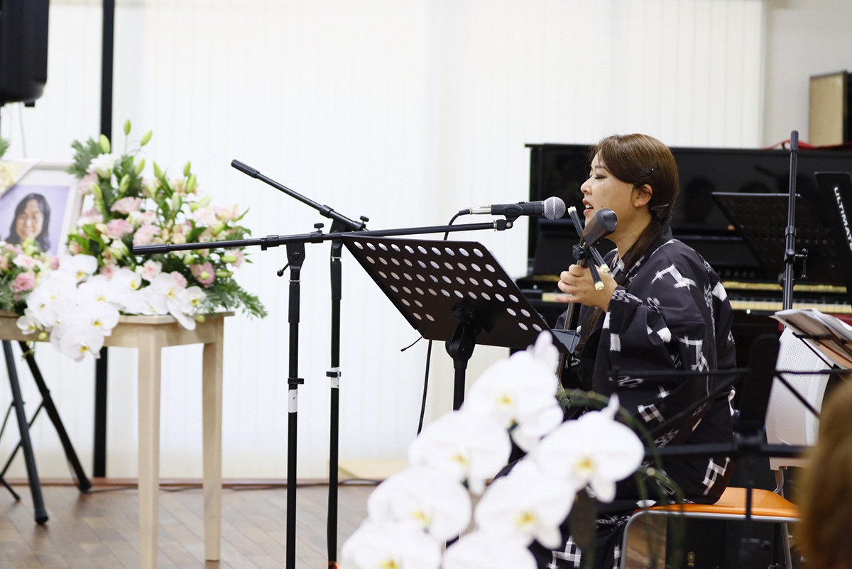 演奏する島袋りりあ