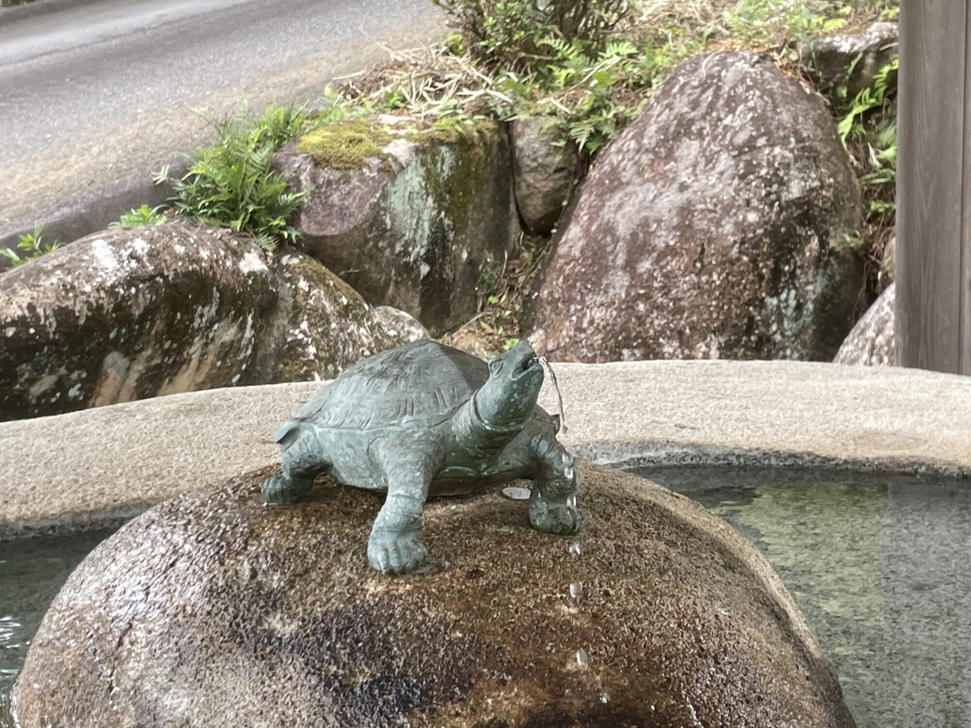 手水舎の亀さん。口から水が出ます。